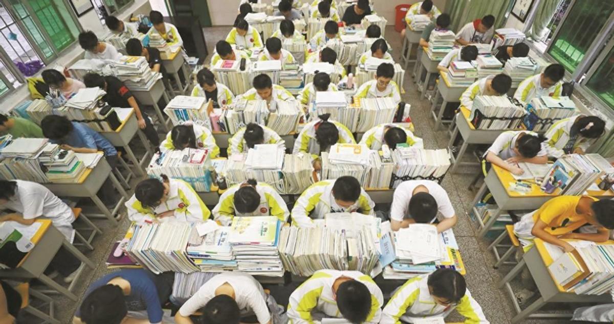 毛主席强调学生应全面发展，如今学校却为高考纷纷将这一教育理念抛之脑后
1957年