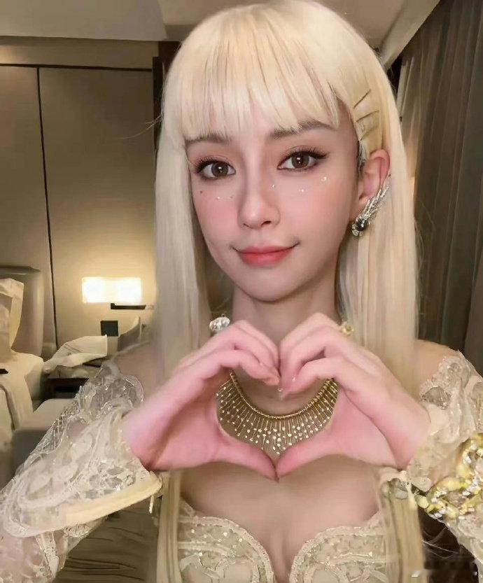 baby没了黄晓明越来越落魄！穿不合身礼服戴廉价头饰，气质变了！ ​​​