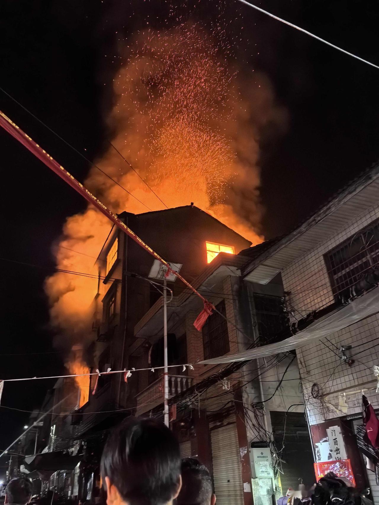 大半夜全镇出动
深夜，镇子上的一户人家着火了。
小镇立刻沸腾，大家穿着睡衣出来清