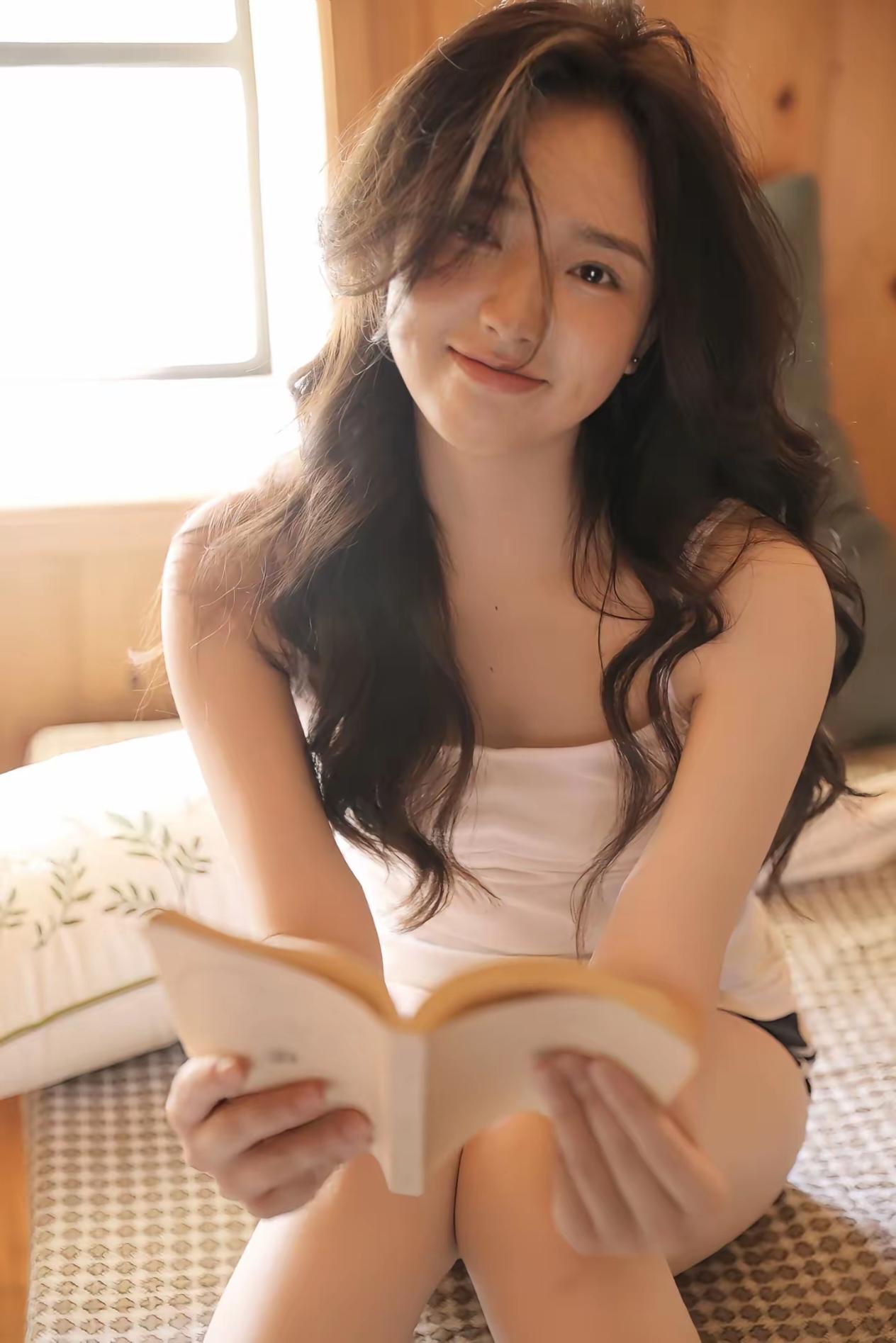 笑语盈盈暗香来，似曾相识燕归来。