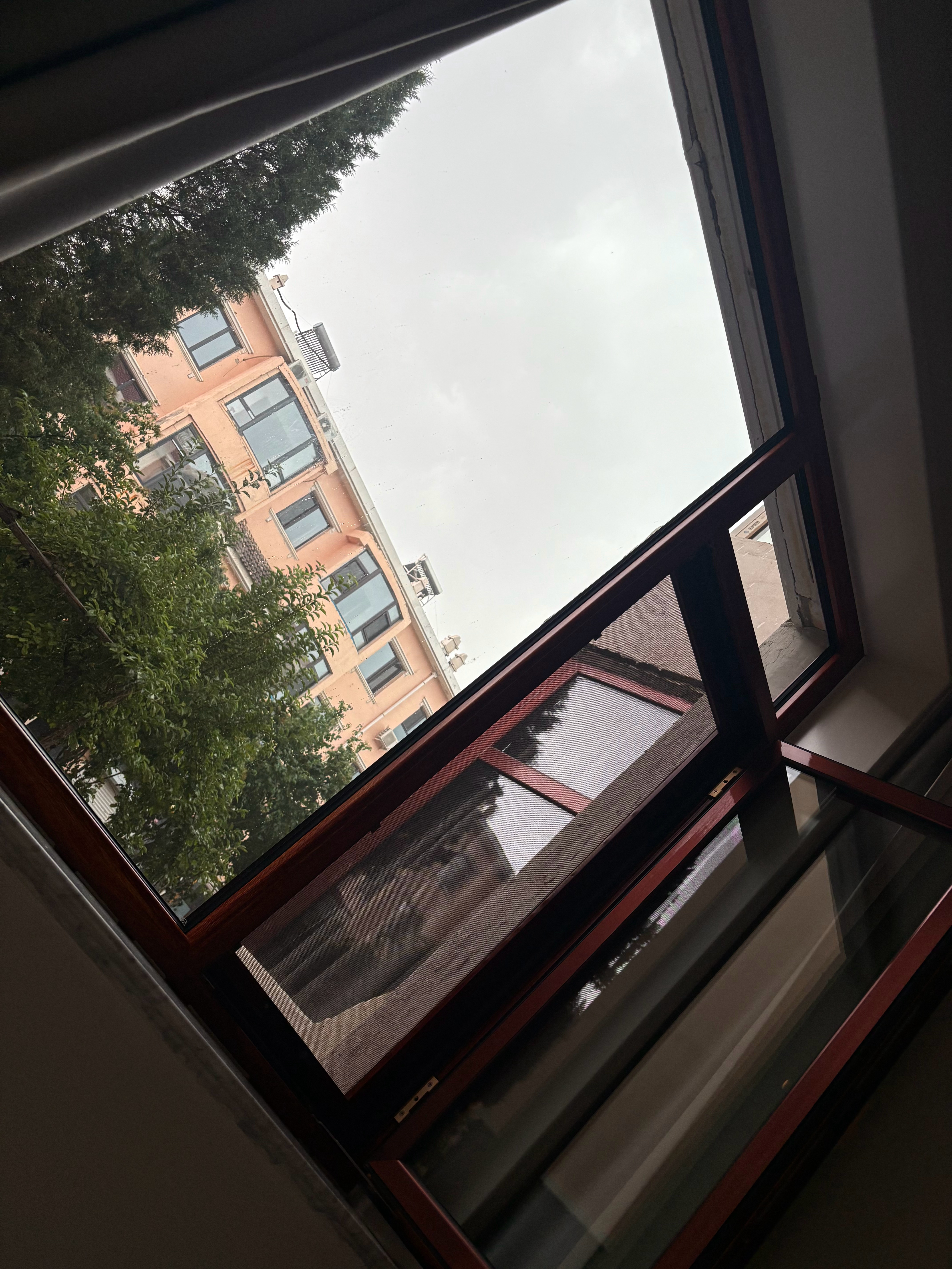 实拍……明明是刚过中午的时间……雨越下越大，天越来越黑，这段时间一直在下大雨……