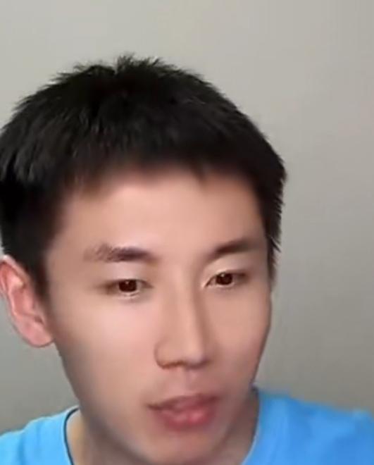 程靖淇与闫安直播中谈到现在的中国乒乓球男队是比以前强了还是弱了这个话题时，程靖淇