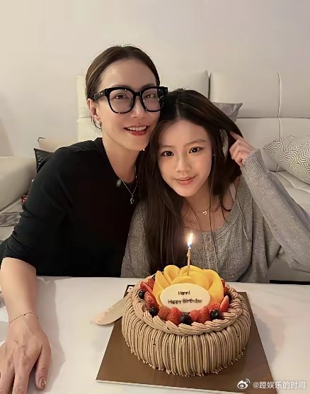 真奇怪，霍汶希女儿和钟丽缇女儿怎么会这样相像，就像双胞胎姐妹一样。难以想象！ 