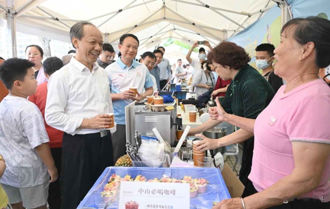 中山市委书记走进市集，和摊主群众亲切唠家常送祝福

五一假期首日，阳光正好，中山