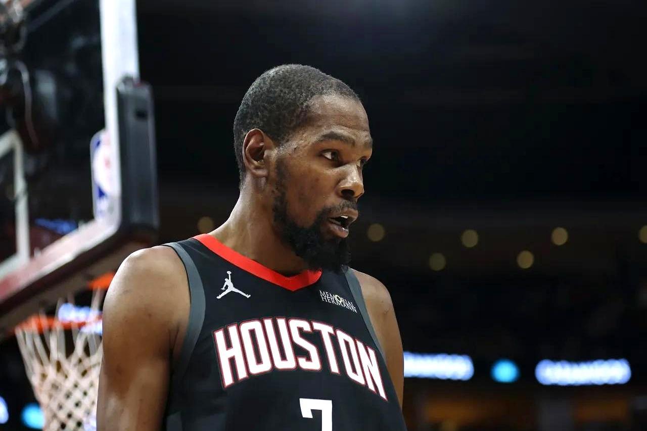 KD这哥们儿是真有意思。
 
咋说呢，他都37岁了，刚转会到火箭。
 
前两天打