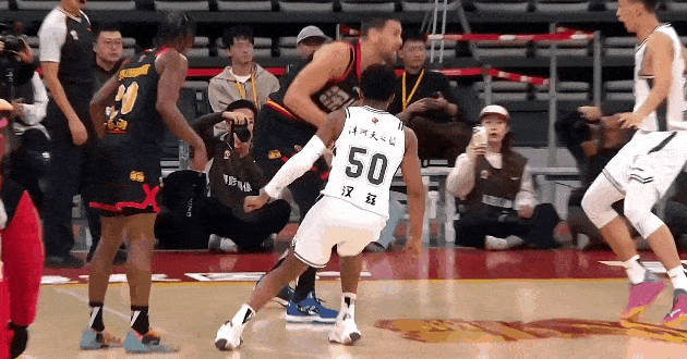 贺希宁追身三分稳稳命中，深圳打花南京太轻松了




深圳迎战同曦，比赛完全一边