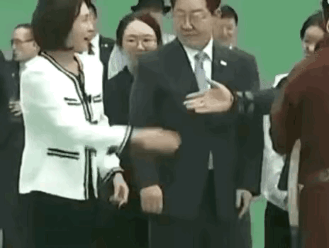 韩国总统夫人金惠景和蒙古总统握手后甩几下的动作，引发了轩然大波。
2026年7月