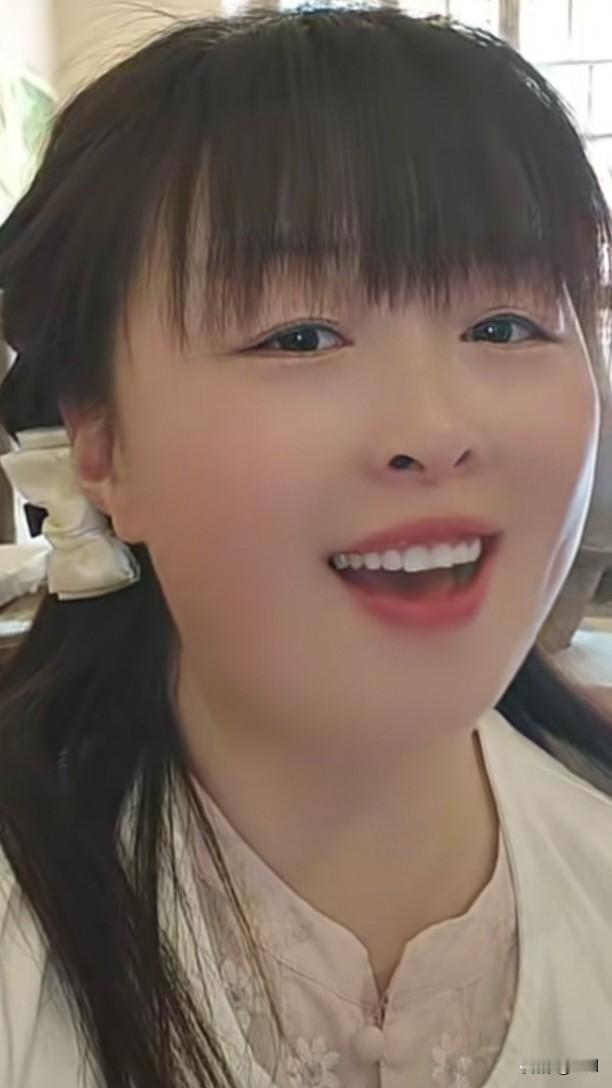 大家快来看看，这位明眸，皓齿，红唇，漂亮温柔似水的姑娘是谁？这模样可不输那些大明