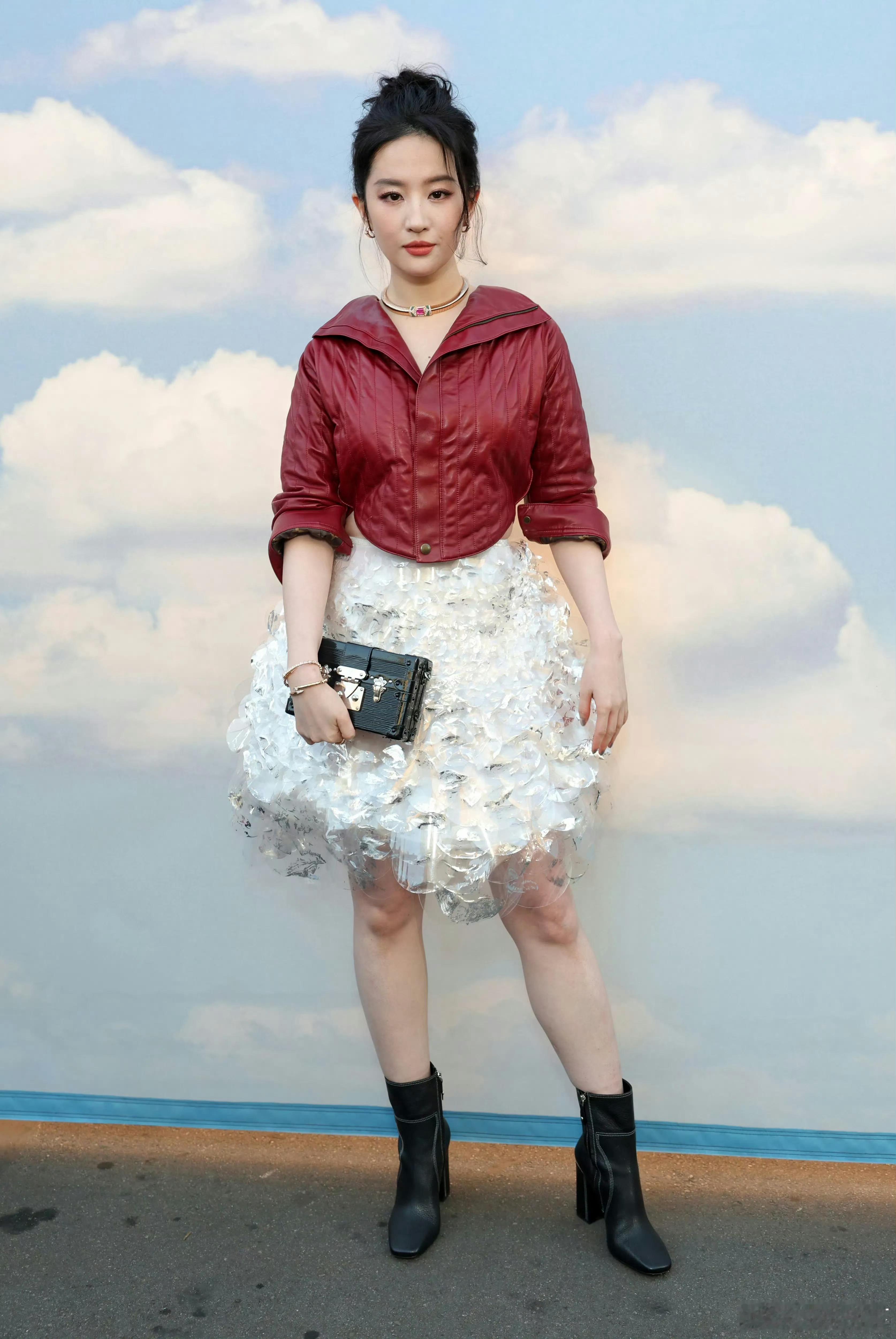 原来每个人回老家都一样，跟我过年回村似的。 ​​​