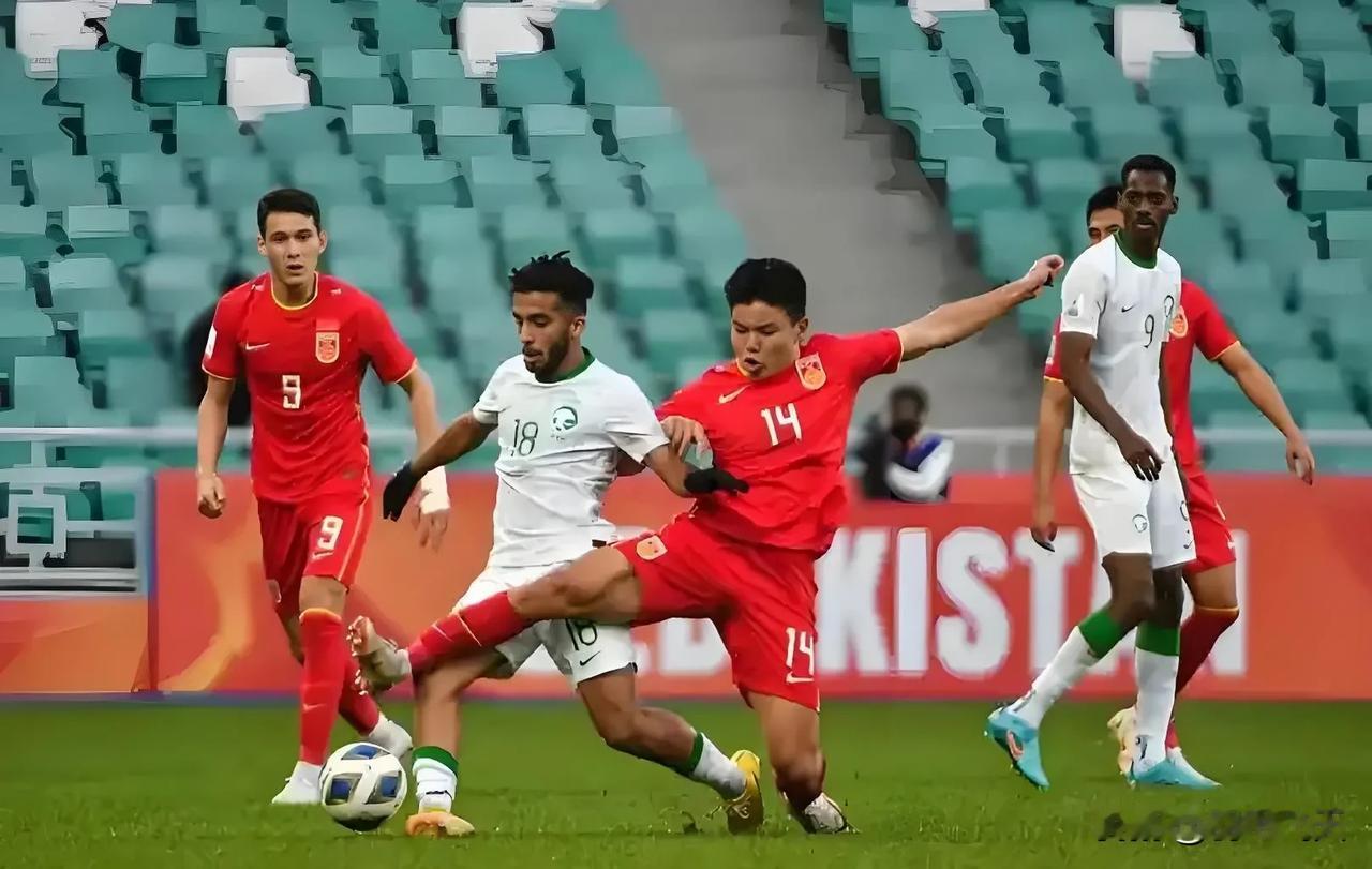 U19中国队乌龙球送大礼屈居季军
北京时间11月19日晚，2024年熊猫杯四国邀