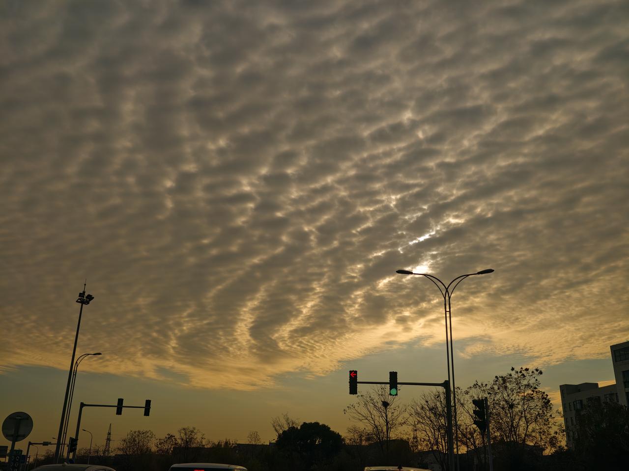 大清早的云，每天变幻着！
每天6点起床，懒觉已经被生物钟灭亡！
想做个无事小神仙