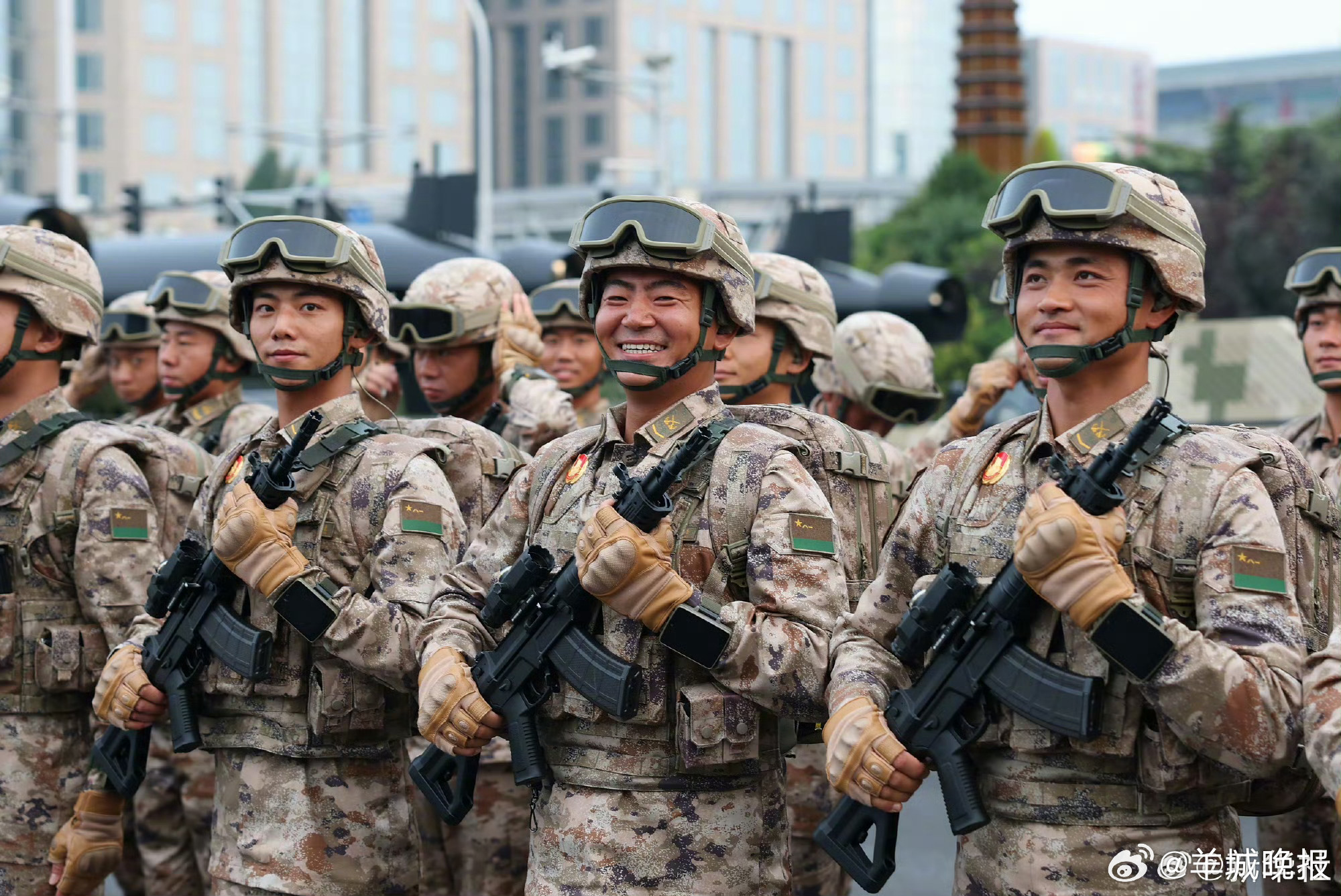 【心中有爱，眼里有光！ #关键时刻还得看自家直拍#】9月3日上午，纪念中国人民抗
