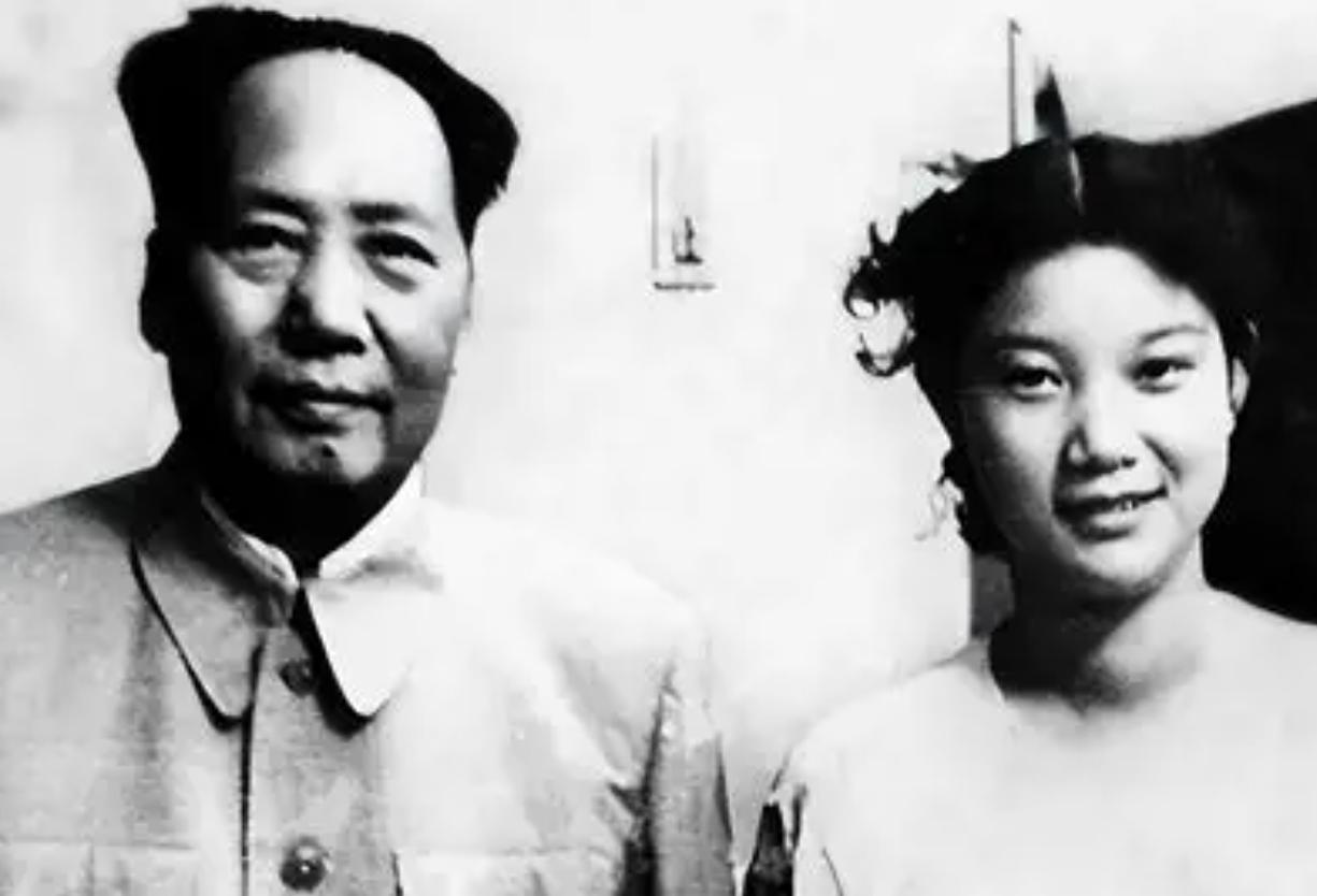 1950年，毛主席的长子毛岸英牺牲在朝鲜战场，年仅28岁。新婚妻子刘思齐才20岁