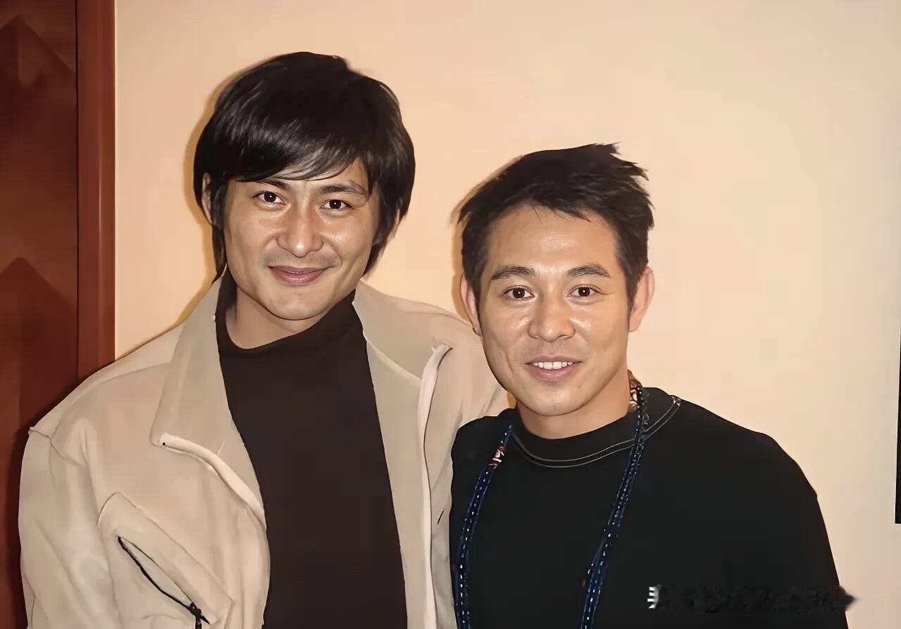 早些年两位男明星的同框，右边的大家都熟悉，武打巨星李连杰，年轻时还算比较英俊。