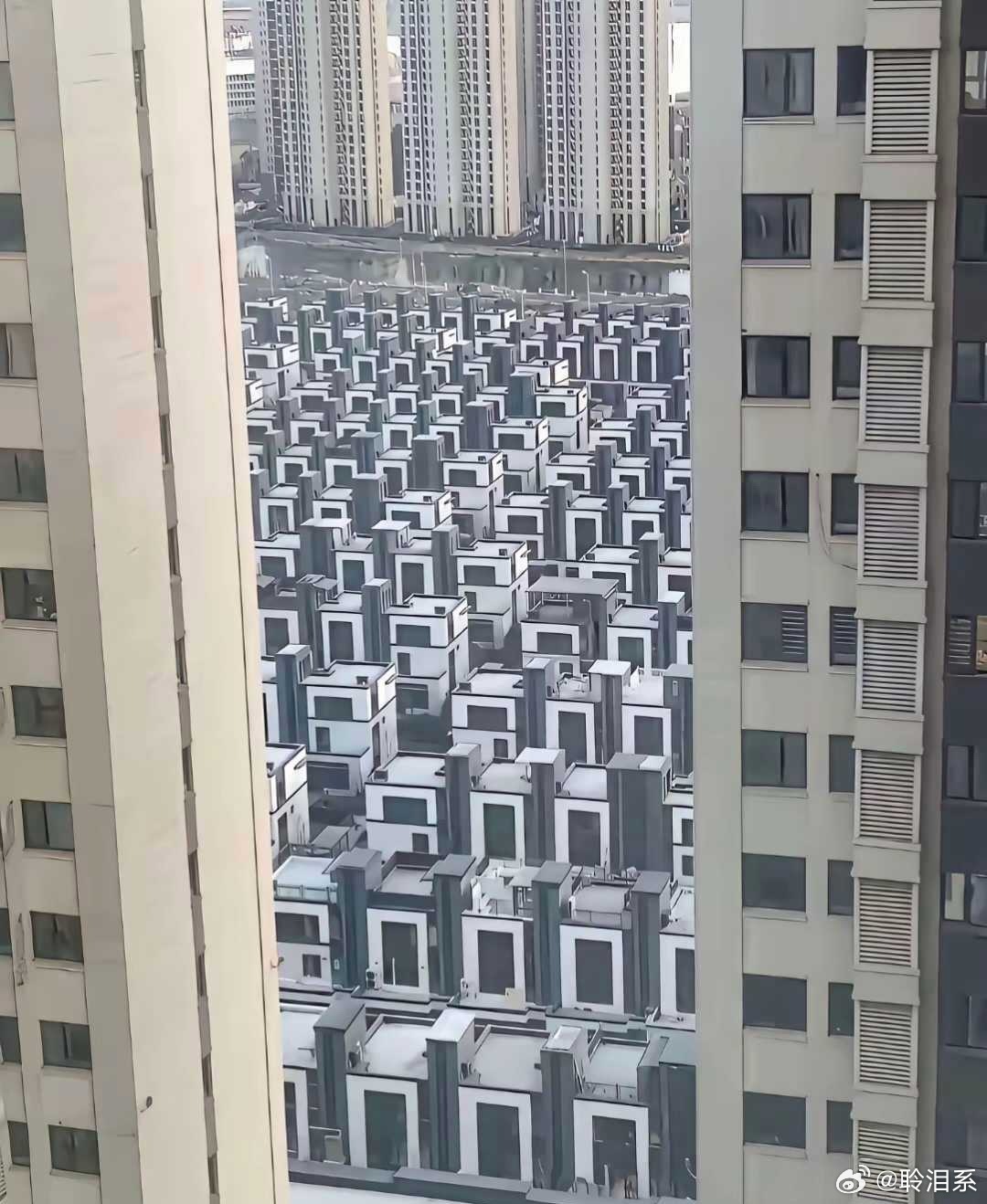 第一眼看上去以为是公墓，再细看，原来是别墅。 