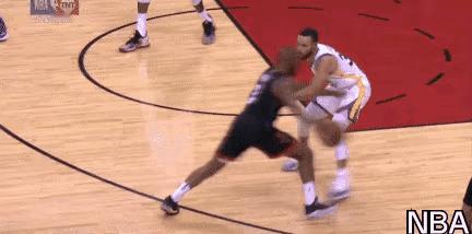 NBA联盟最强控卫，我始终认为是圣保罗！
保罗变向晃倒库里是实实在在的技术体现。
