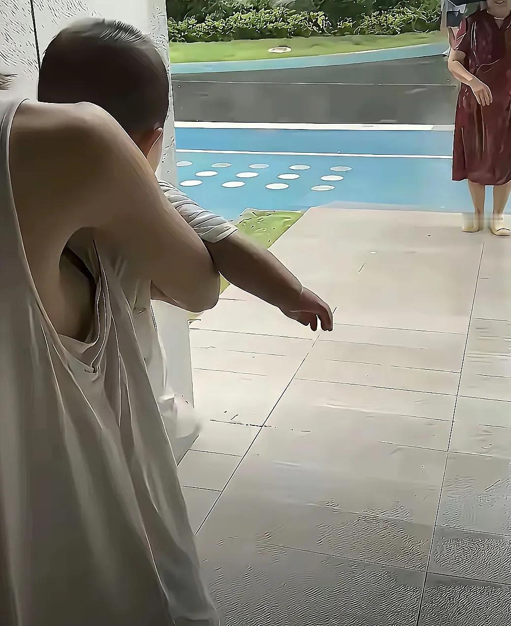 奶奶来看孩子，妈妈确实轻松不少。

就拿楼下张姐来说，之前她一个人带娃，整天累得