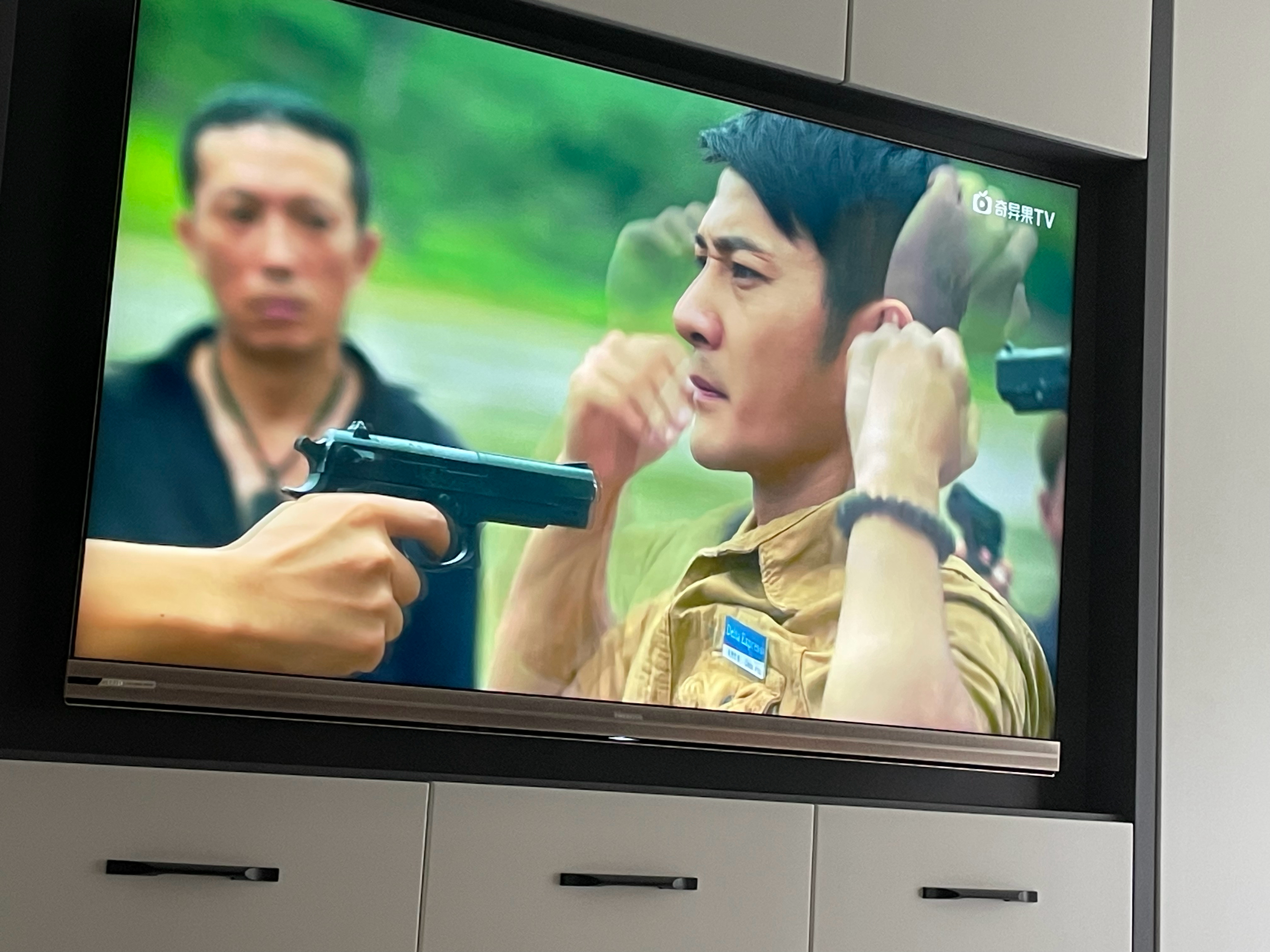 其实   是个  卧底！！！ 缉毒警，，这些人   都是  出生入死的   正常