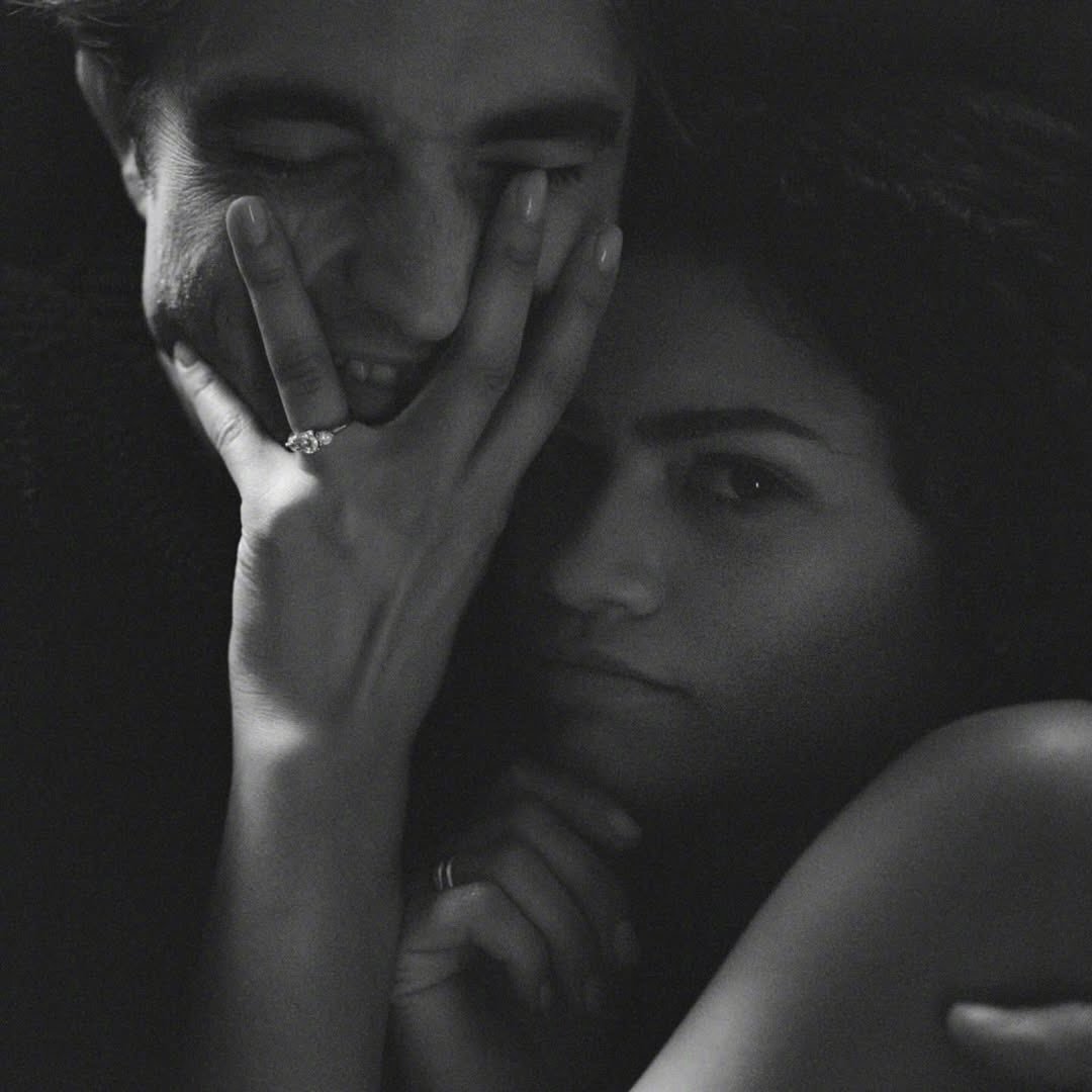 爱情抓马剧照 氛围感~ 罗伯特·帕丁森与赞达亚主演的A24新片《爱情抓马》发布新