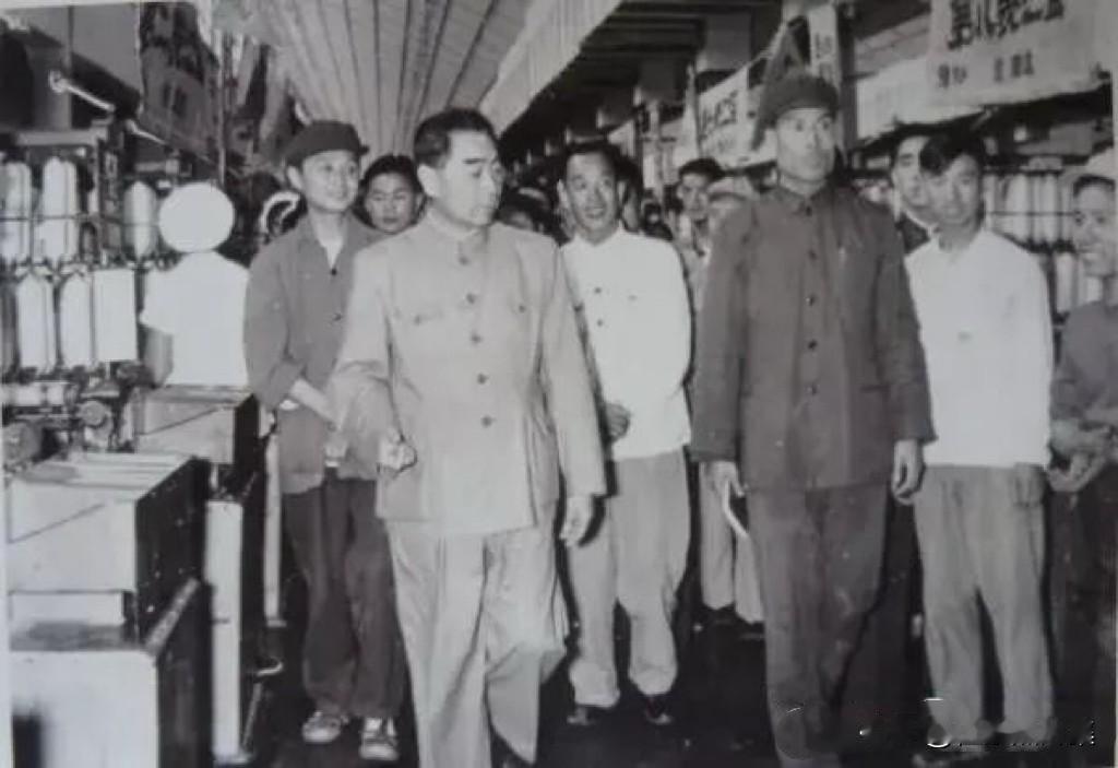 【周总理历史上的今天——6月4日】
1959年6月4日，周恩来总理在河北邯郸进行