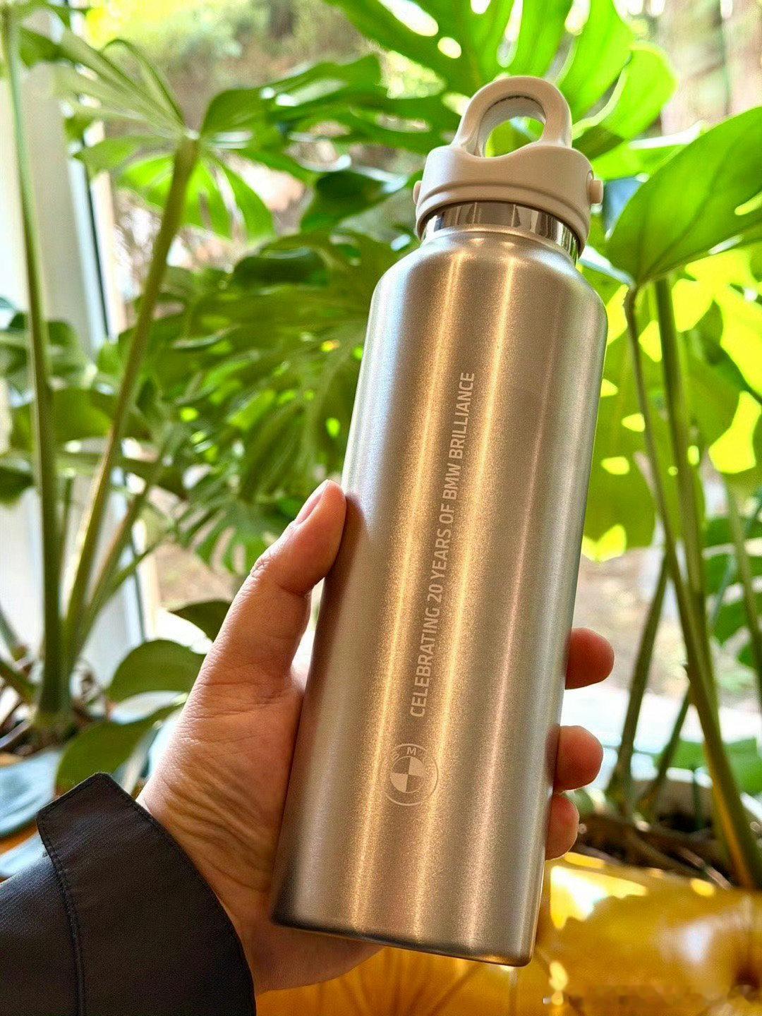 今天在户外拍摄一天，给我冻得…这个时候就想喝一口热水。宝马原厂金属保温杯，随时随