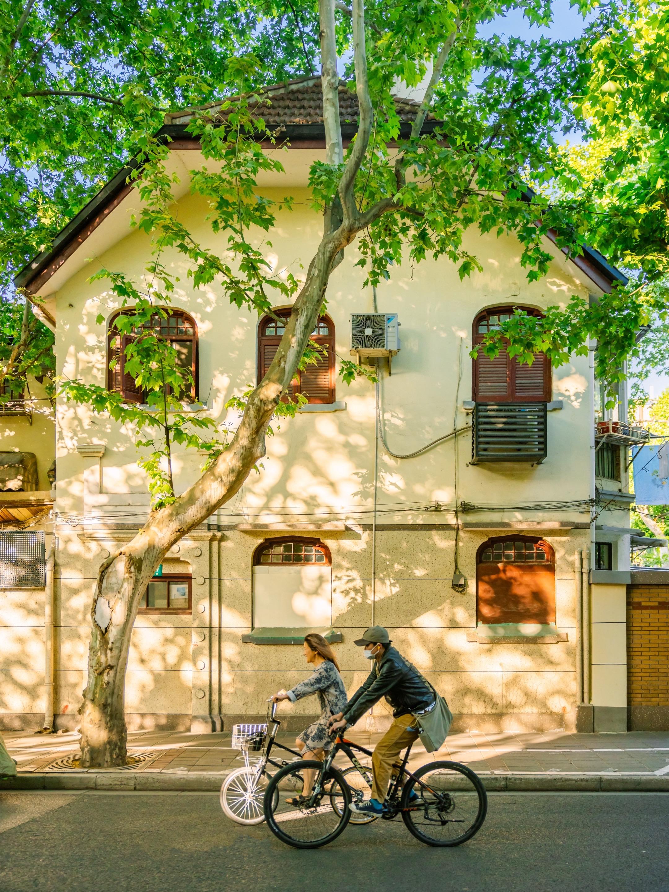 上海被问爆了的10个机位，发朋友圈赢麻了。上海，这座永不落幕的魅力之都...