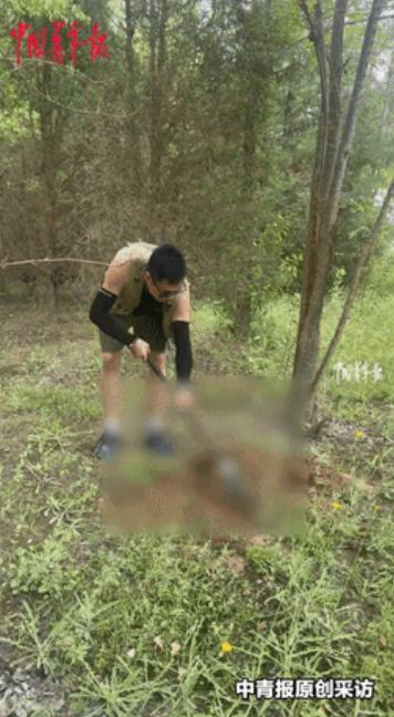 “也许这就是因果吧！”内蒙古，一对夫妻在公路上，看见一只大狗被撞身亡，夫妻俩不忍