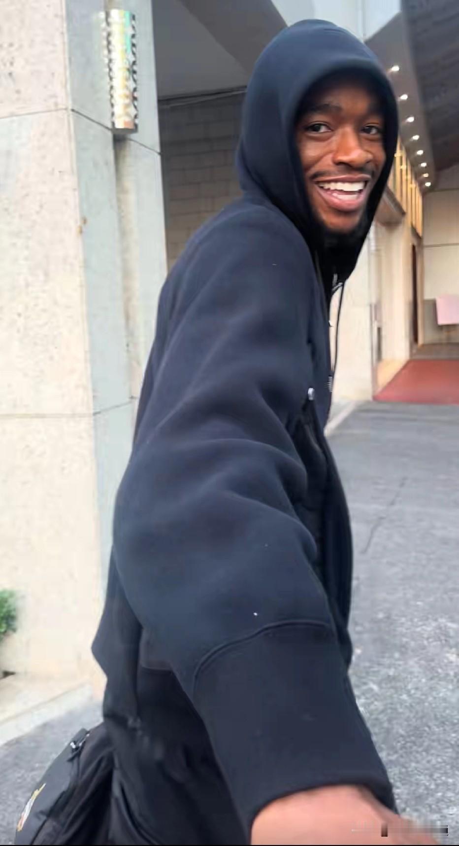 这个是不是广东男篮球迷心心念念的萨姆纳？哈哈，已经到俱乐部报到了。
昨天还有人讨