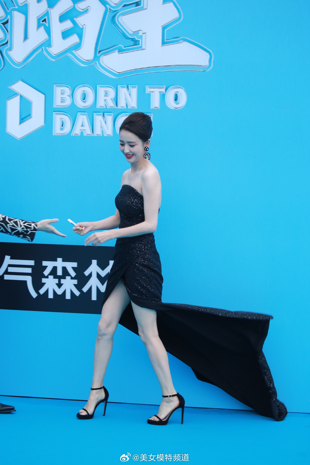 佟丽娅黑裙造型好美 