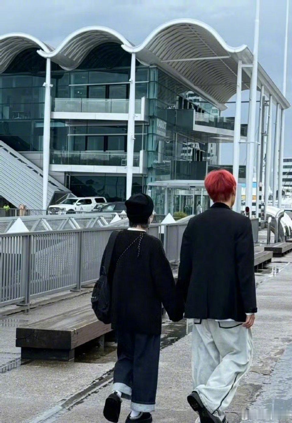 网友偶遇杨丞琳李荣浩牵手逛街杨丞琳李荣浩牵手逛街 杨丞琳李荣浩牵手逛街了耶杨丞琳