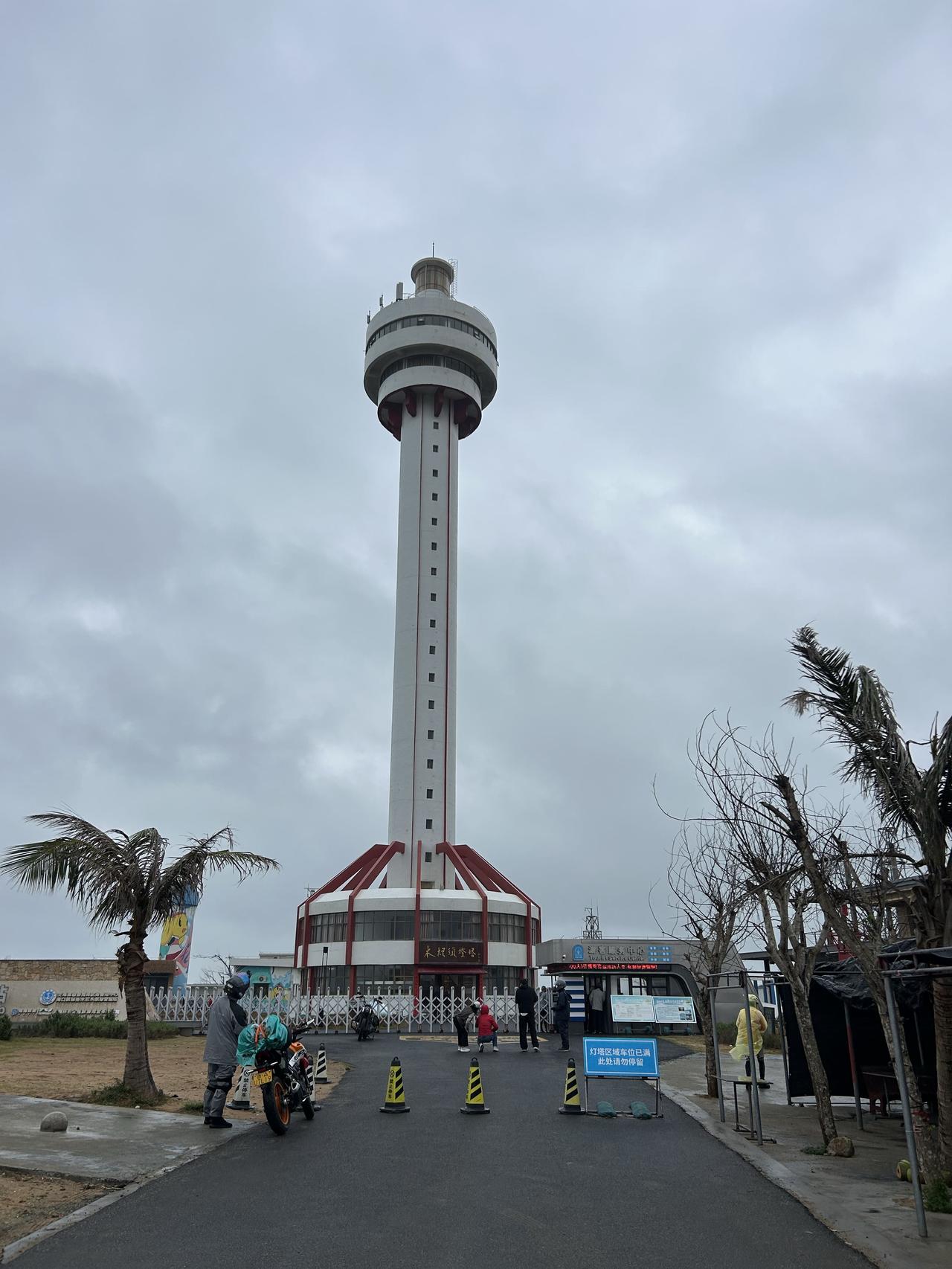 文昌，不仅有全民热衷吃鸡（文昌鸡），如闻鸡起舞般的畅快愉悦，更有火箭一飞冲天、直