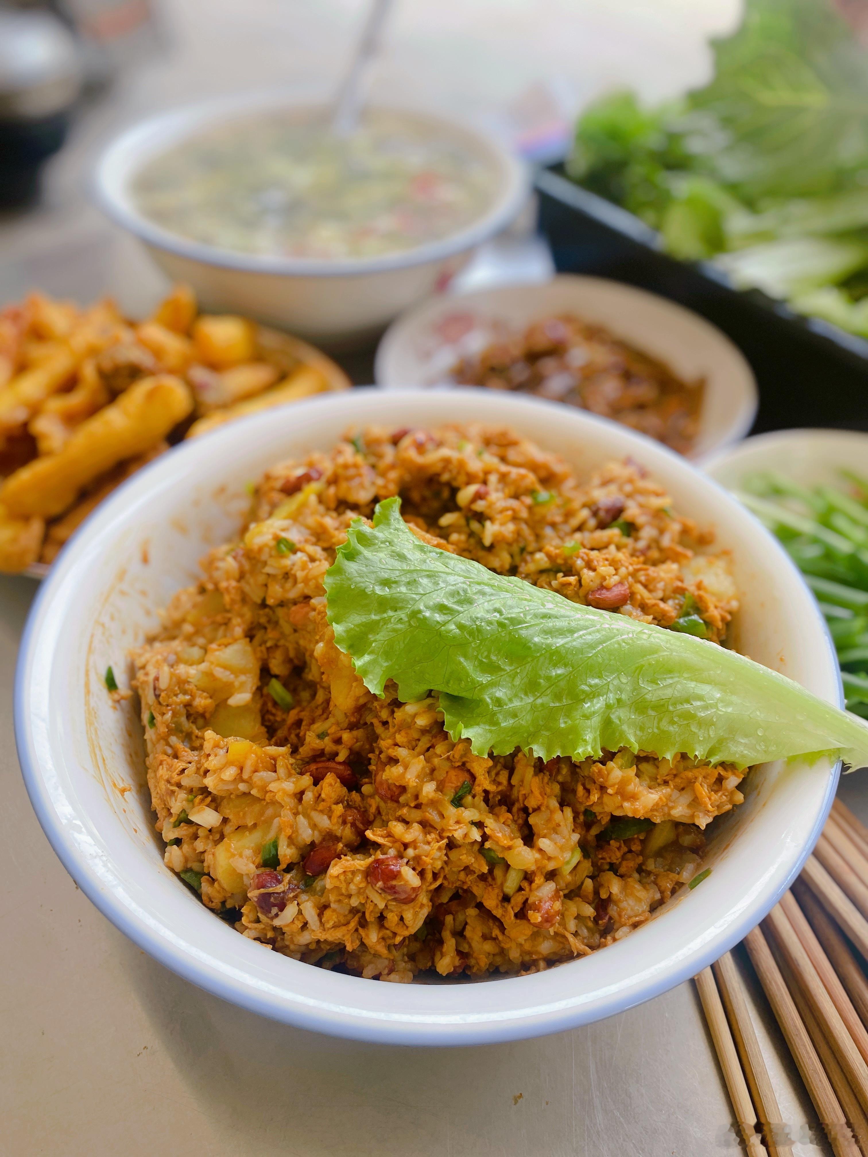 今天午饭标准农家菜，东北大饭包！