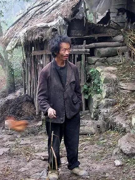 《莫让偏见束缚光棍在农村的发展》
 
在农村，存在着一种令人痛心的现象：光棍们往