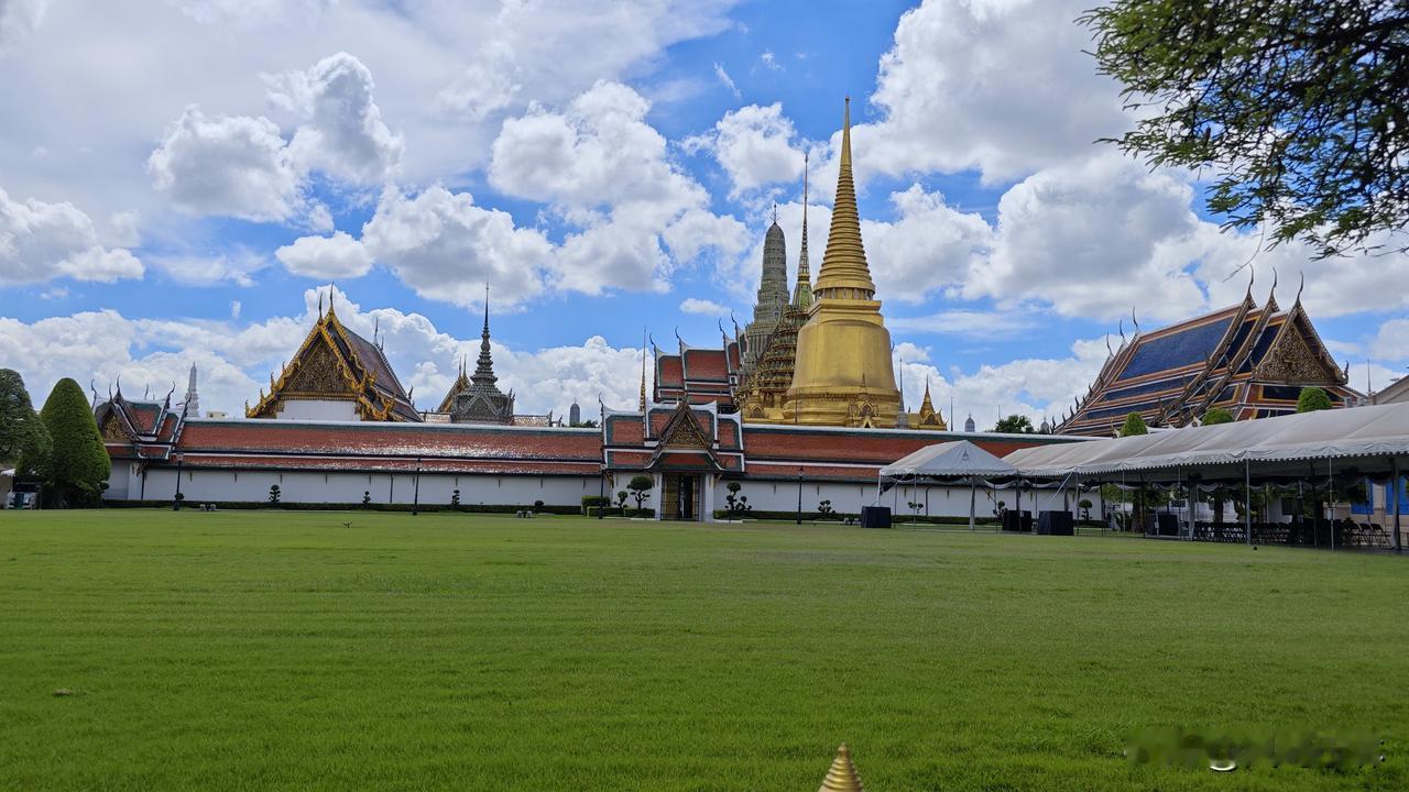 逛完了玉佛寺，我们就到旁边的大皇宫参观。曼谷大皇宫，是泰国最著名的历史地标，始建