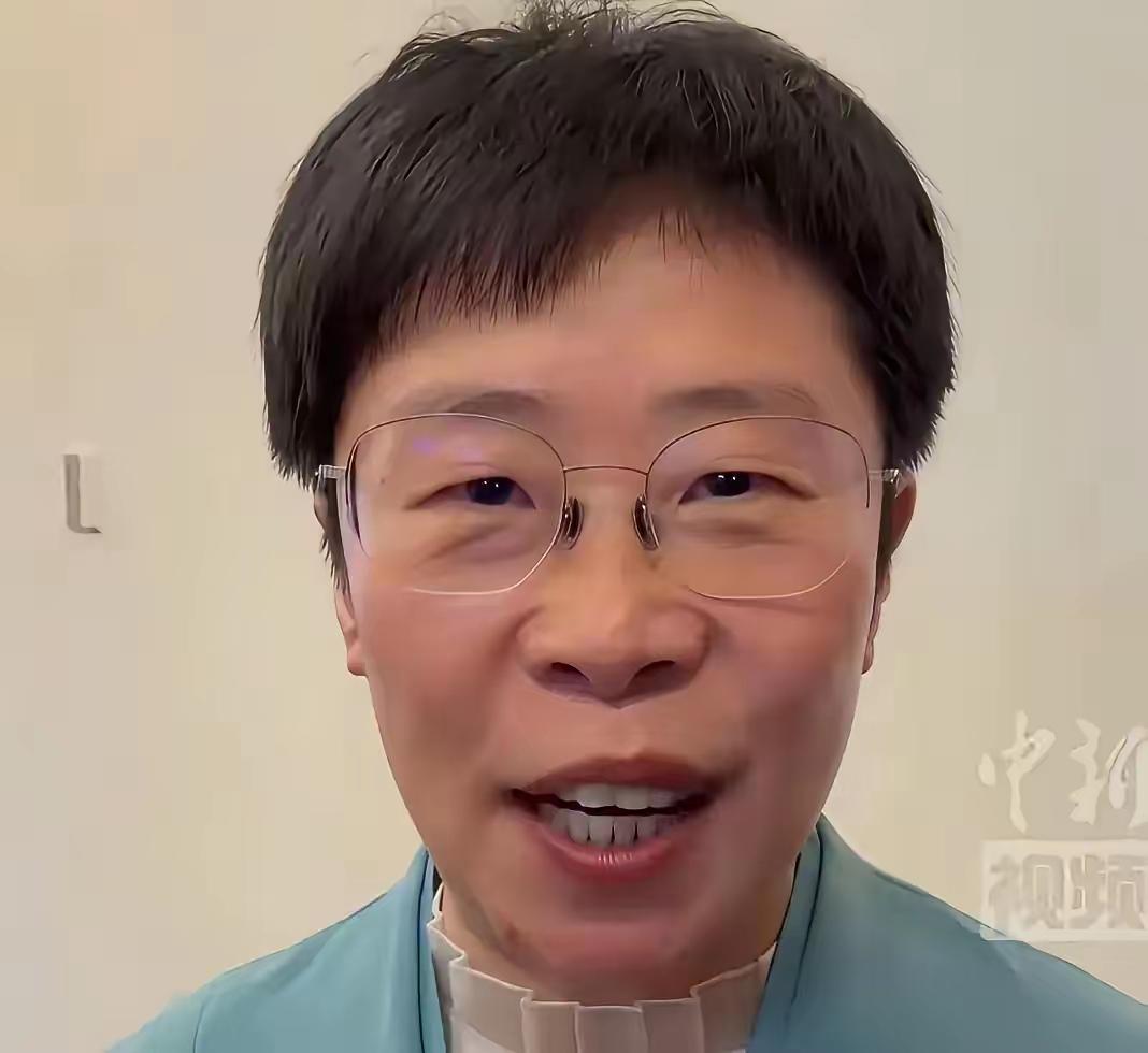 蒙曼说她也曾经交往过男朋友，并且带着男友一同到医院的病房里看望爸爸，父亲很开心，