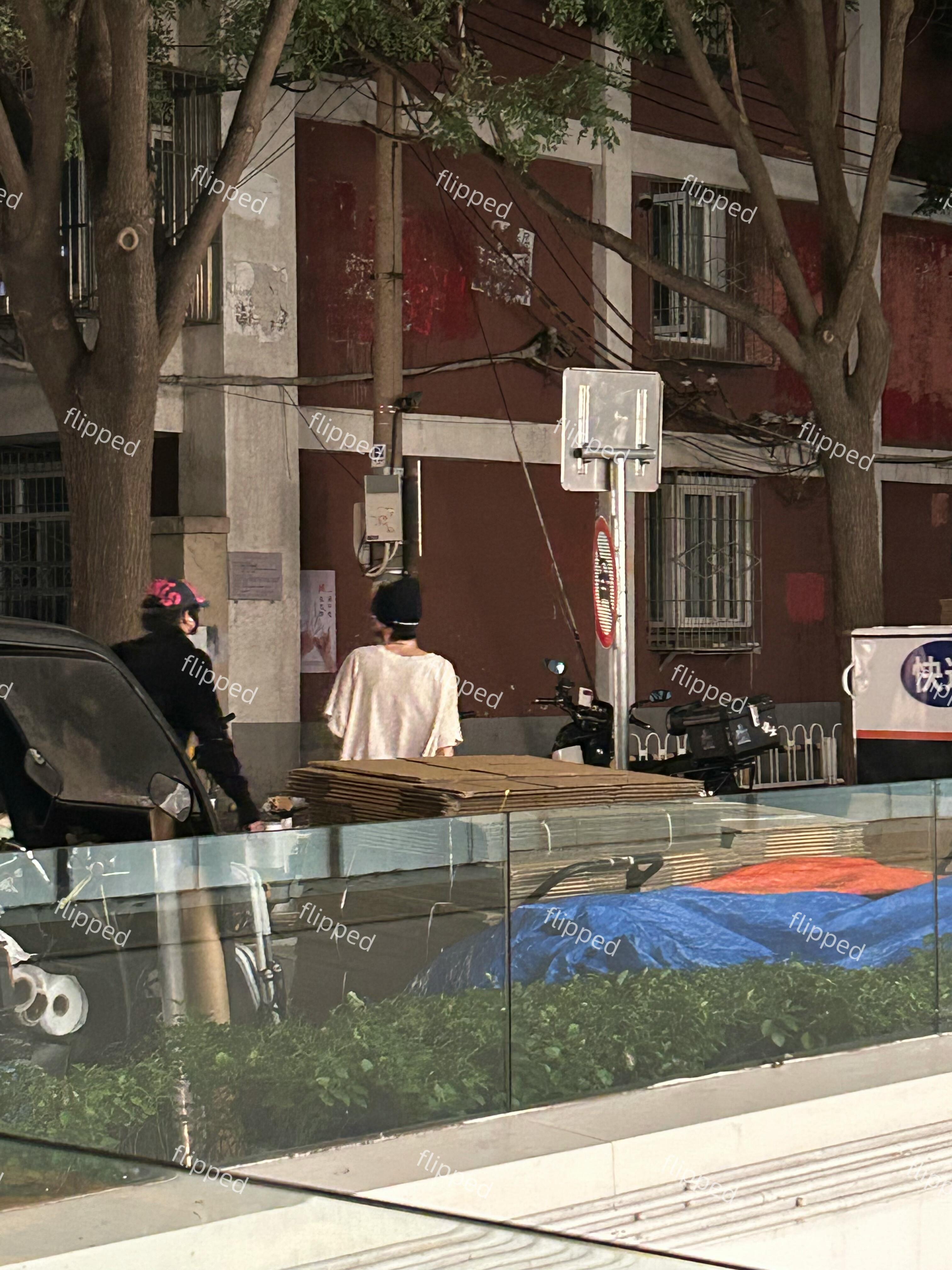 童禹坤黄朔三里屯压马路 有人三里屯偶遇童禹坤 黄朔！哥俩依旧压马路，路人视角好瘦