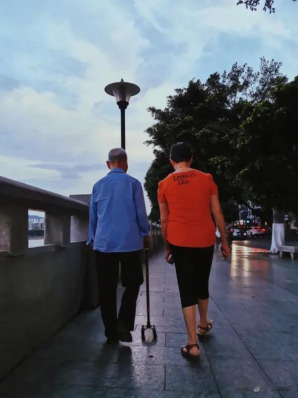 人这一辈子，什么最值钱？我觉得是健康和时间。
先说健康，没了健康，一切都是空谈。