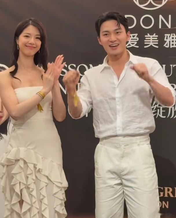 藝人周嘉洛、陳曉華昨日（23日）於馬來西亞出席活動，兩人均以白色衣着亮相，十分合