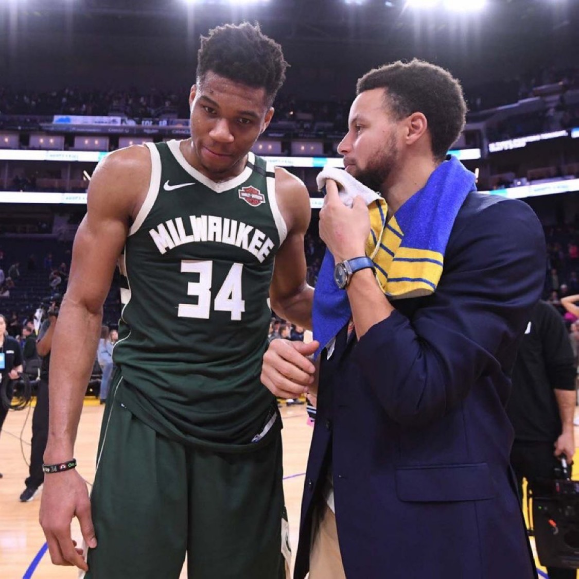 SIChrisMannix报道，勇士队已经公开表示，如果雄鹿队认真考虑交易字母，