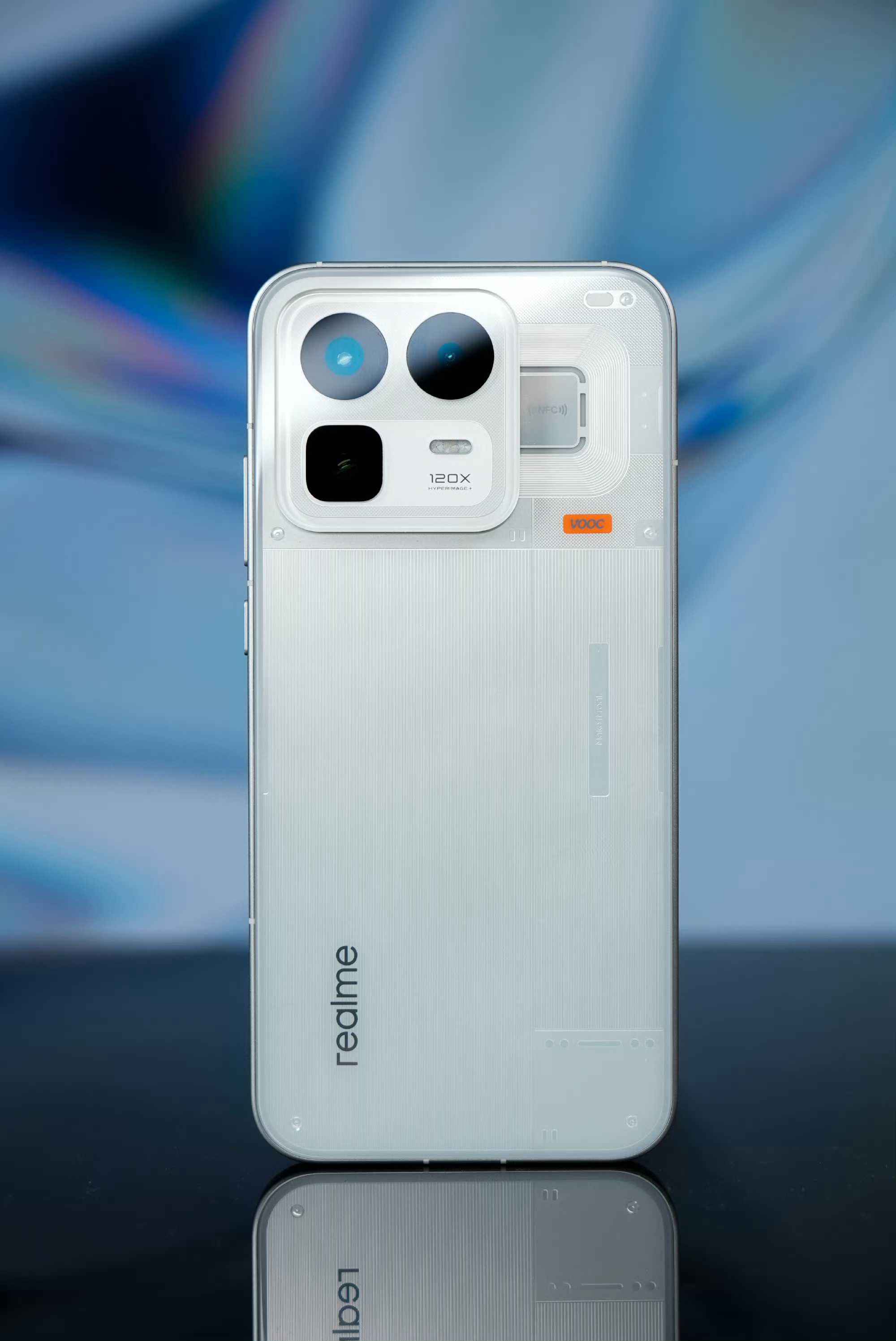 realme 真我 Neo8 这次真挺好看，尤其是这个「起源白」，是我喜欢的感觉