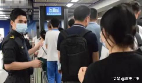 “穷疯了？”广州男子乘坐地铁过安检，被工作人员要求喝一口携带的瓶装水。可男子喝完