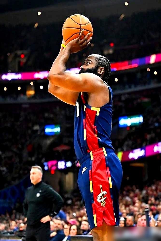 巴克利凭什么说库里毁了NBA？哈登球迷听了都得愣三秒。
你以为他在夸张？看看你