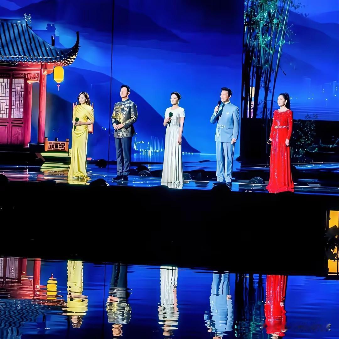 2025央视中秋晚会十大与众不同：

1、川妹子谢娜铿锵有力主持开场白，与过去的