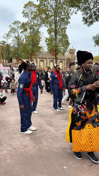 实在是不明白，为什么一些旅游景区要雇佣这些非洲人在这里为游客表演节目？
说实话看