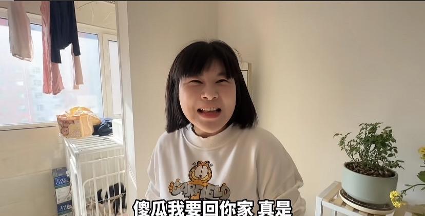 杨增家的土屋正被小羊崽一点点刷成奶油白，她把灶台拆了换成开放式岛台，连柴火垛都塞