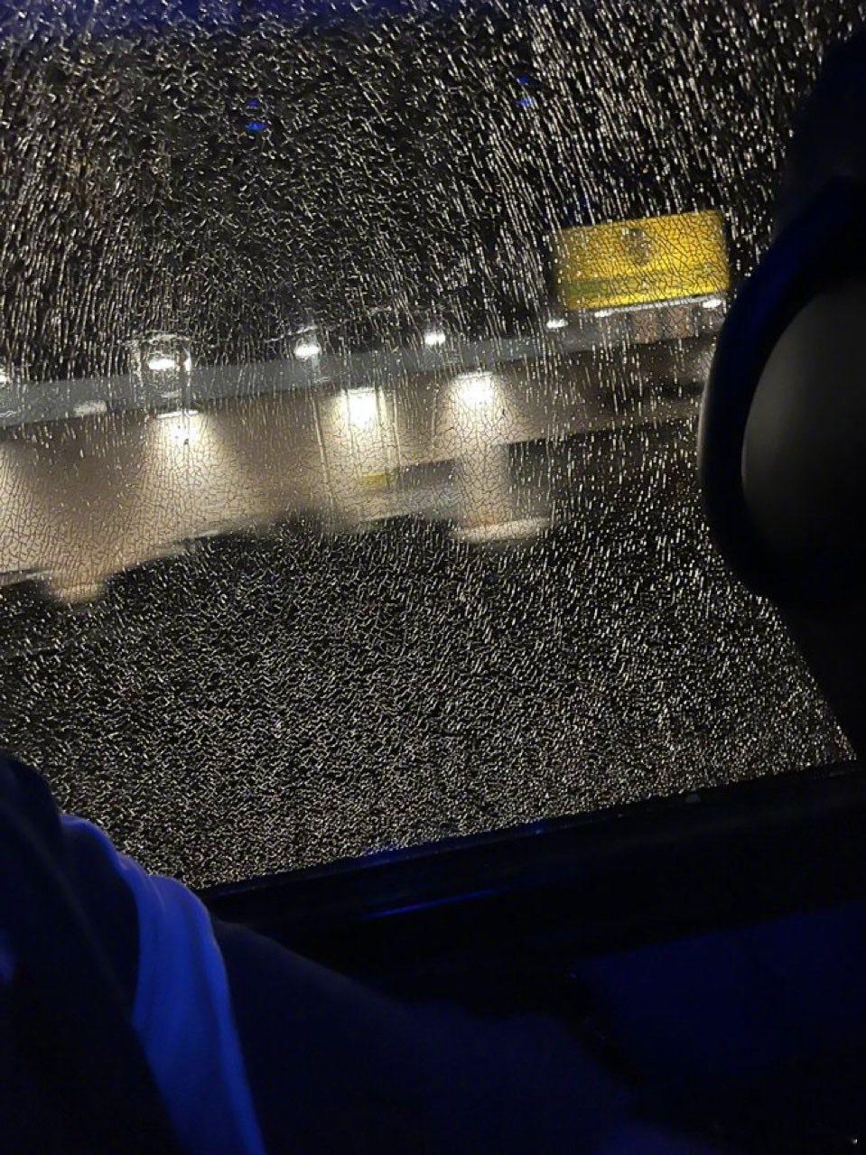 【】瓦伦西亚本轮客场1比4不敌塞尔塔，球队目前排名第17位，愤怒的球迷们围堵球队