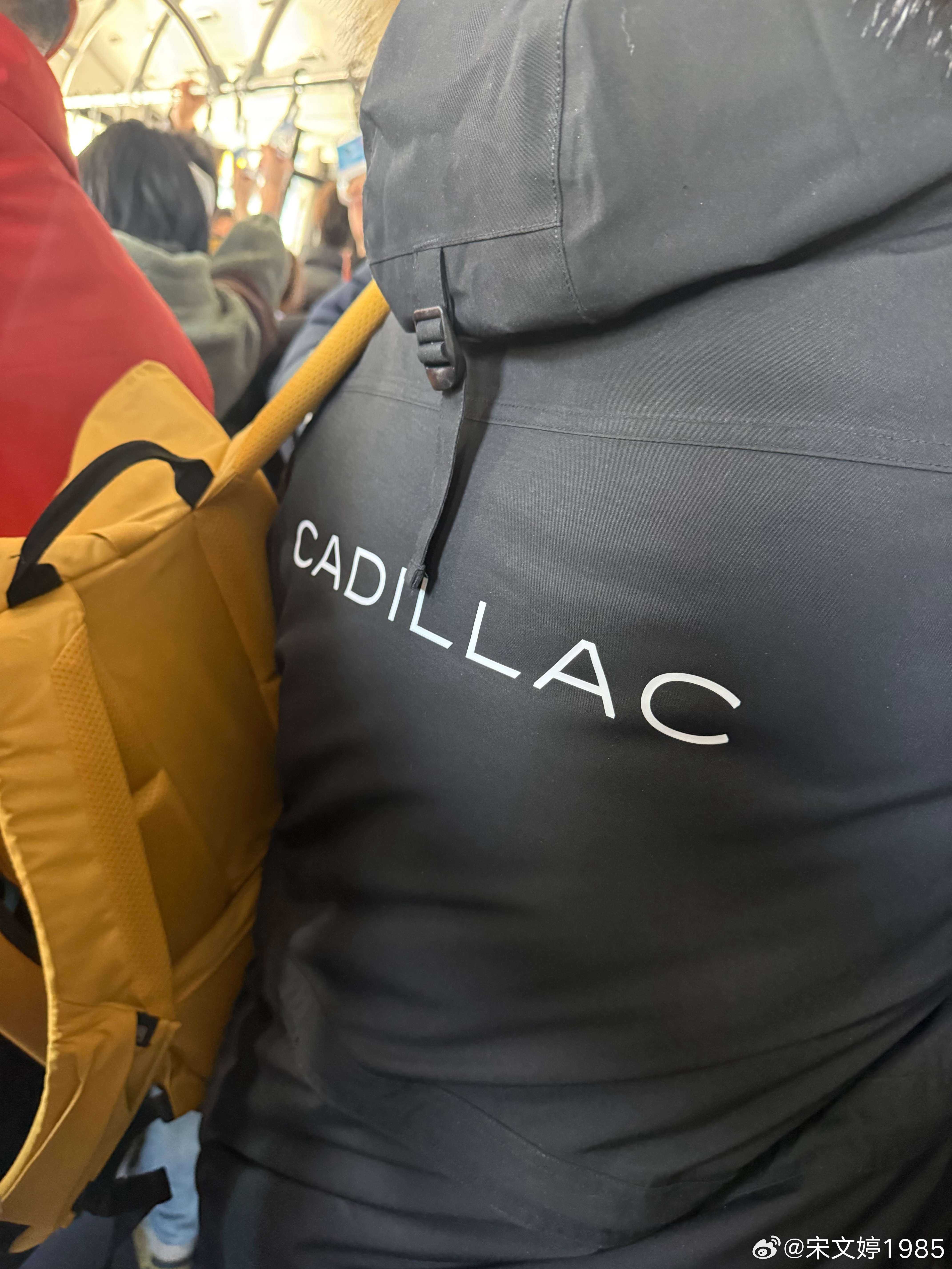 确认过logo，大家是一路人翻出一顶小红帽得意洋洋塞进包里，然后发现包带错了海拉