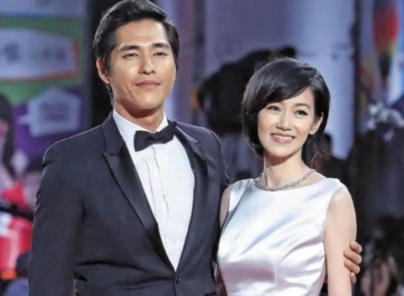 蓝正龙和周幼婷的离婚消息曝光了。他们被拍到穿着情侣装一起骑车去办理离婚手续。他们