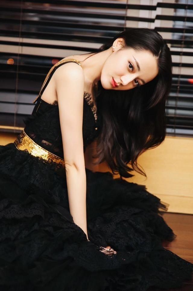 迪丽热巴黑酷妆造 ​​​