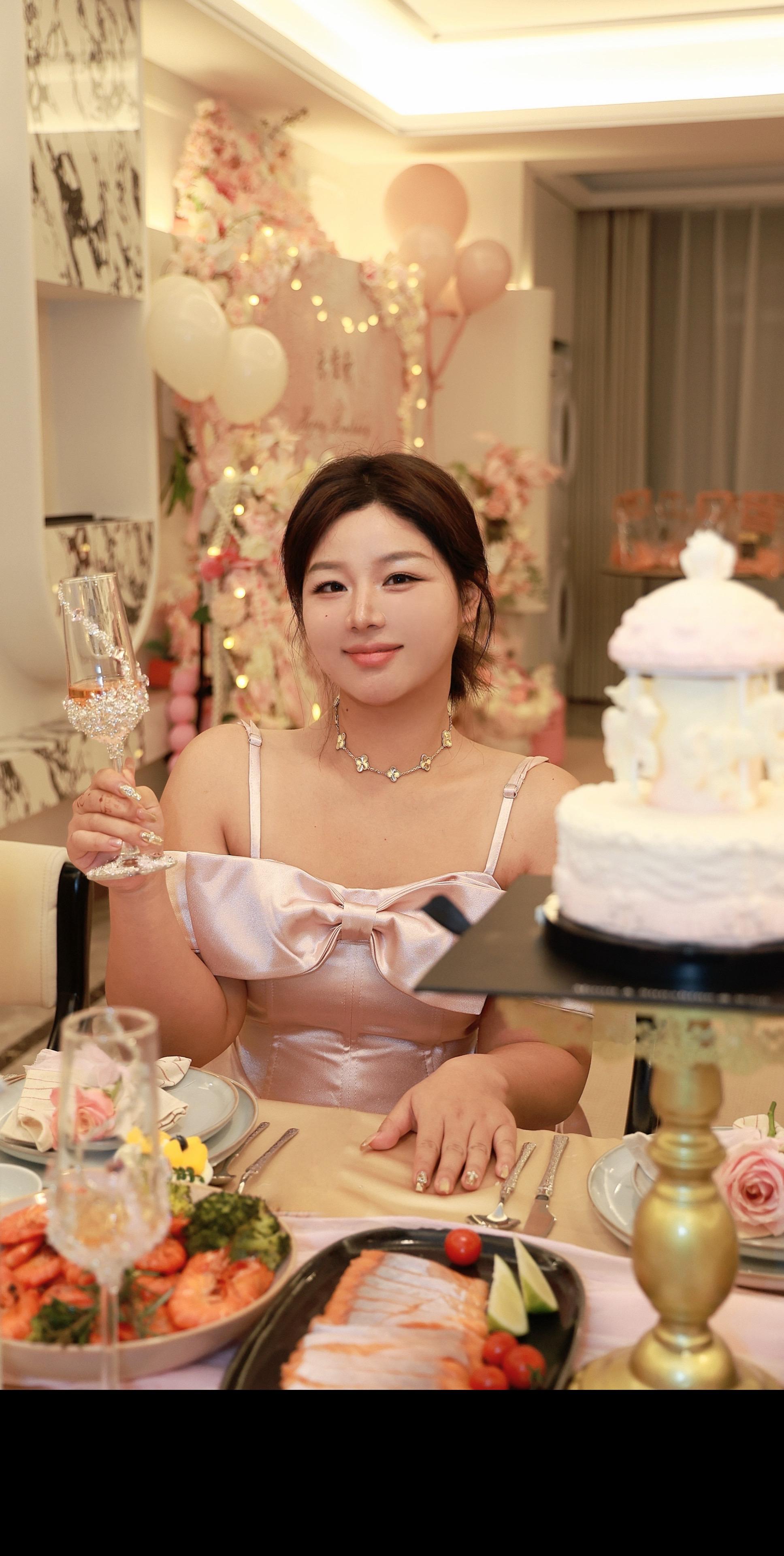 欢迎云参加我的粉色party. 🎂